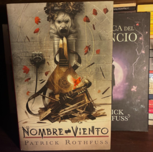 Patrick Rothfuss - El nombre del viento (mas libro de regalo)